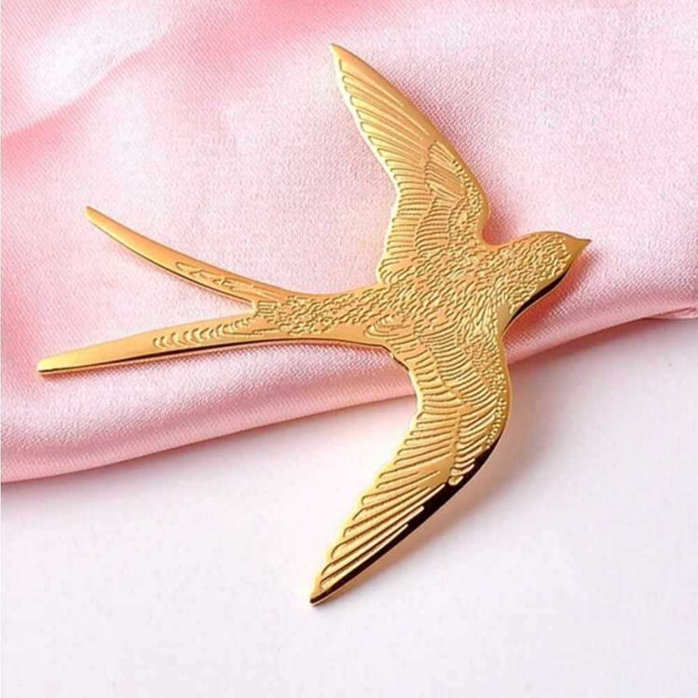 Gold Swallow Brooch Pin A1635 - Picture 2 of 4